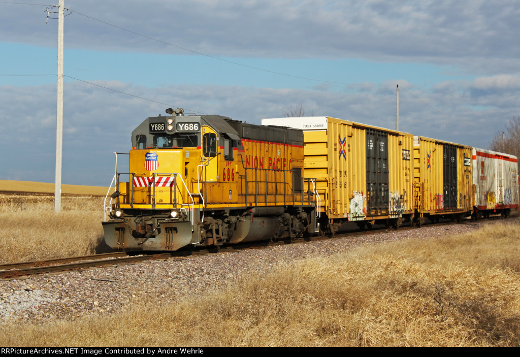 UPY 686 clatters south with three cars for Jefferson